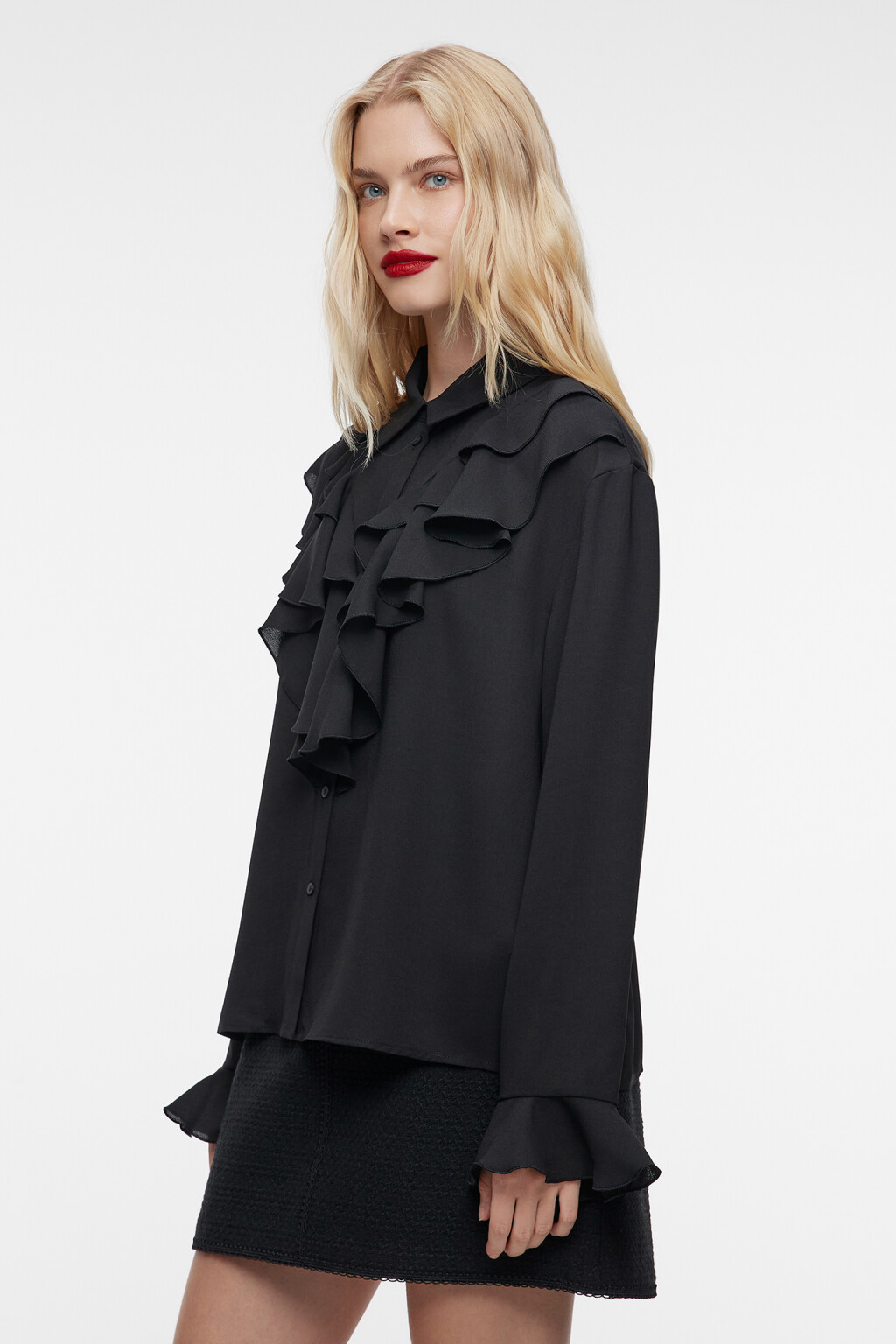 Блузка шифоновая свободная с воланом и оборками - цвет черный - 4