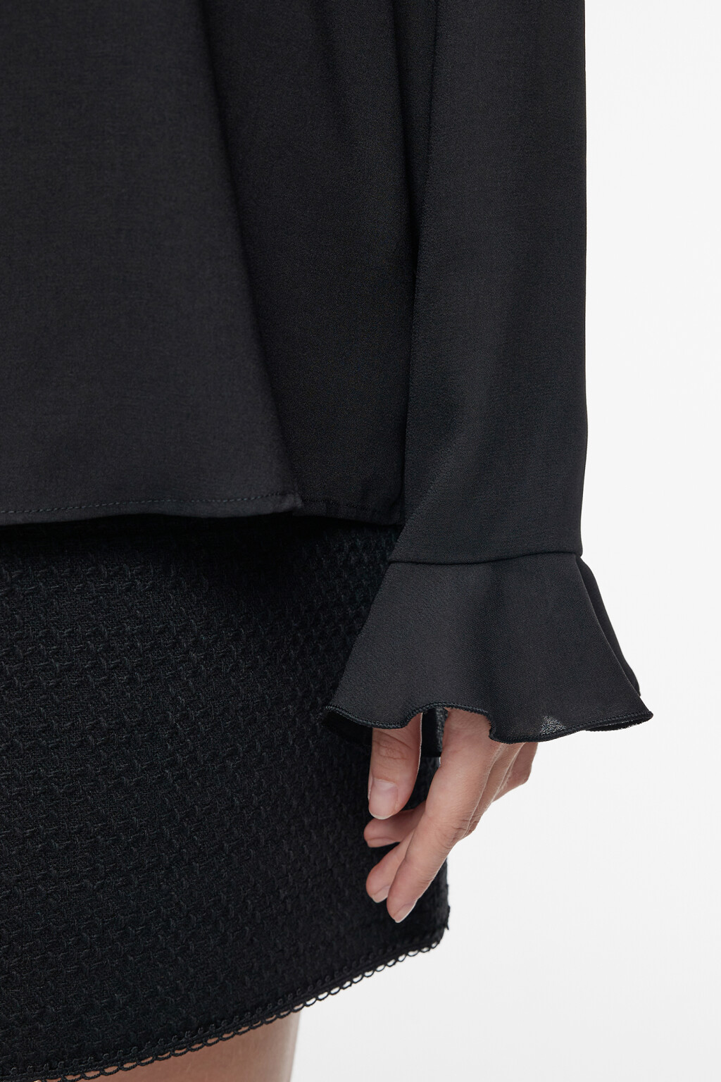 Блузка шифоновая свободная с воланом и оборками - цвет черный - 7