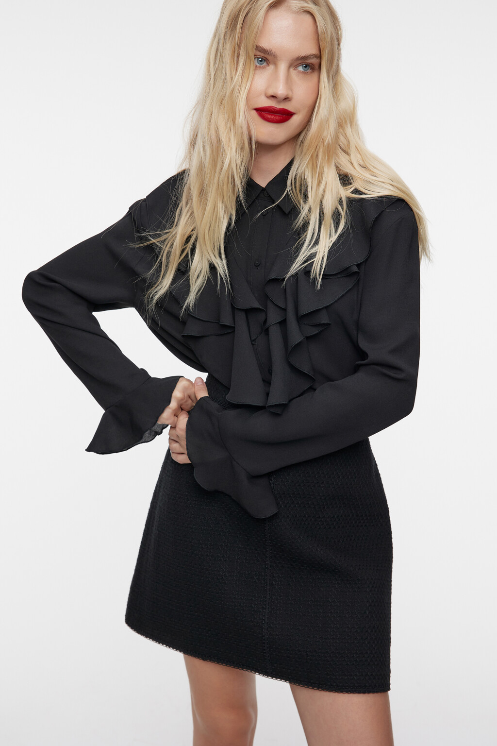 Блузка шифоновая свободная с воланом и оборками - цвет черный - 2