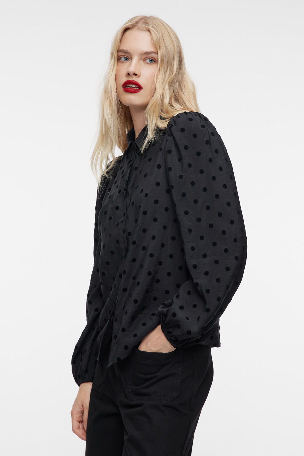 Блузка вискозная с длинными рукавами и принтом в горох - цвет черный - 4