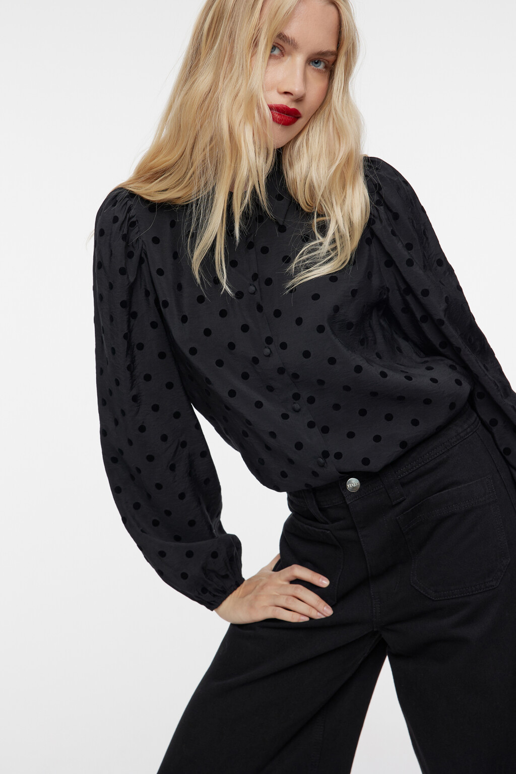 Блузка вискозная с длинными рукавами и принтом в горох - цвет черный - 2