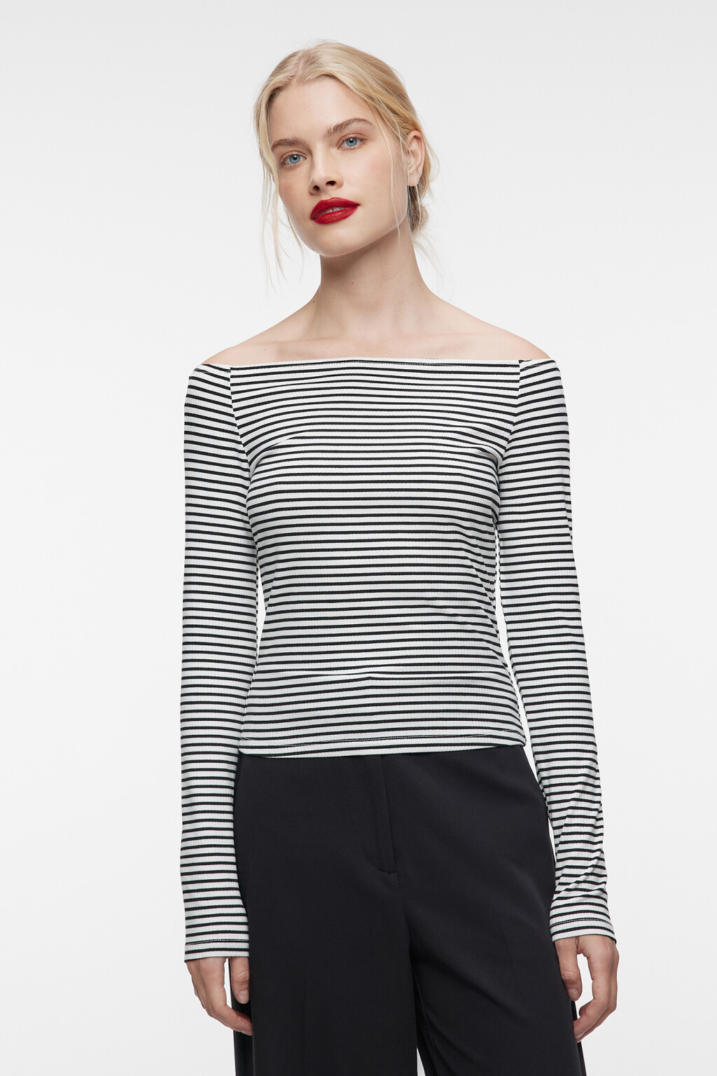 Лонгслив вискозный в полоску с открытыми плечами - цвет черный - 1