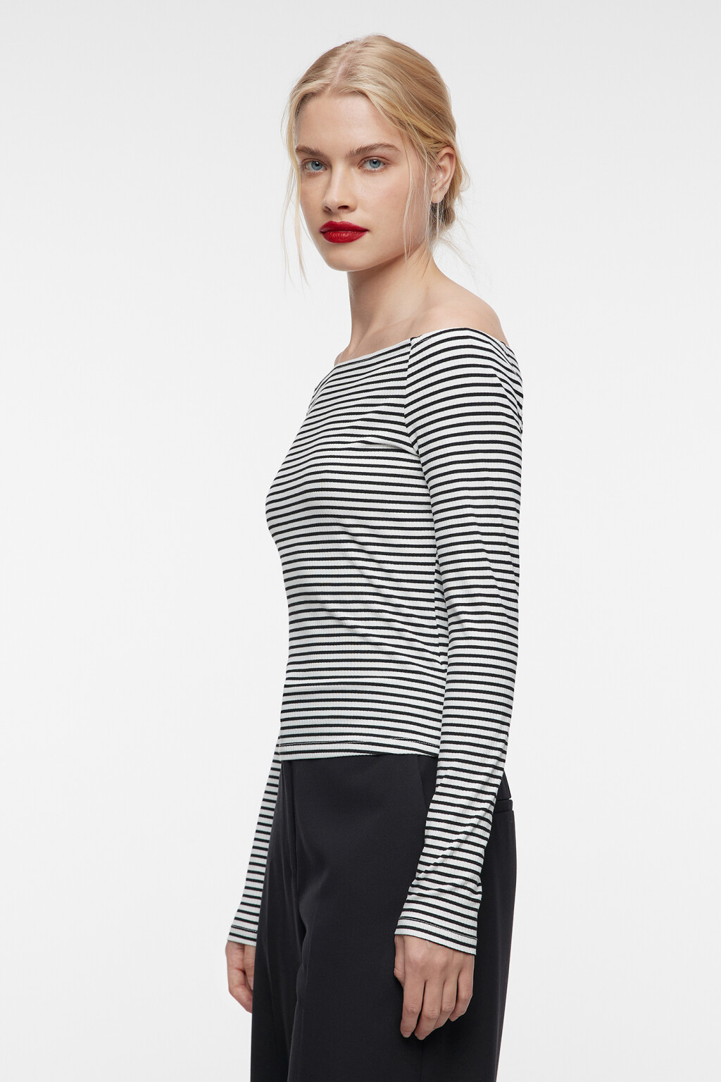 Лонгслив вискозный в полоску с открытыми плечами - цвет черный - 2