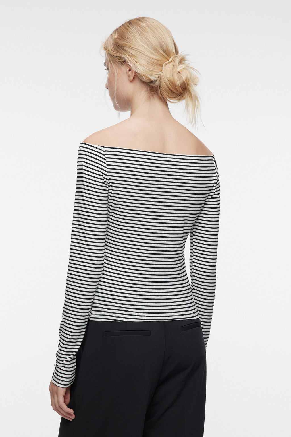 Лонгслив вискозный в полоску с открытыми плечами - цвет черный - 3