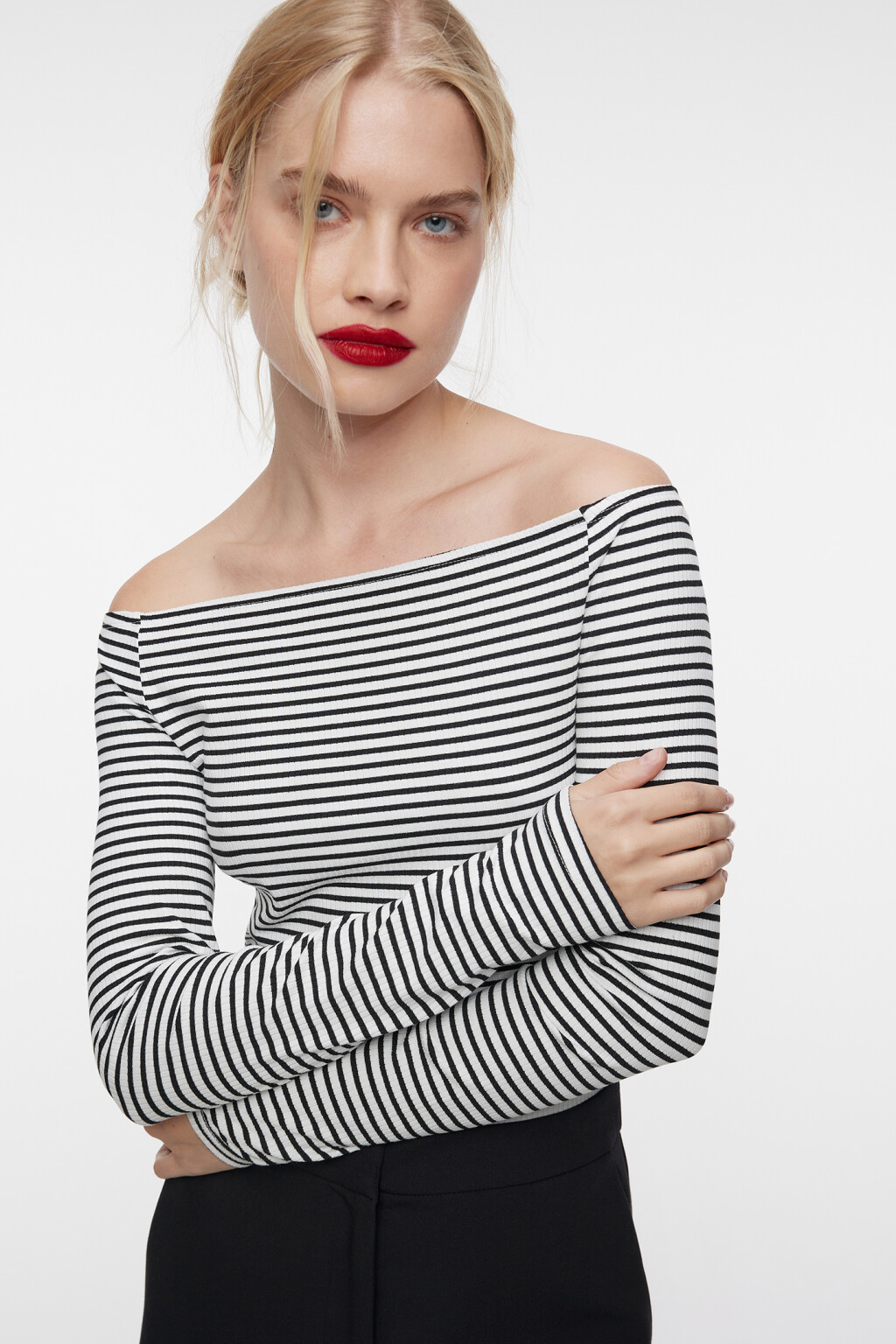 Лонгслив вискозный в полоску с открытыми плечами - цвет черный - 7