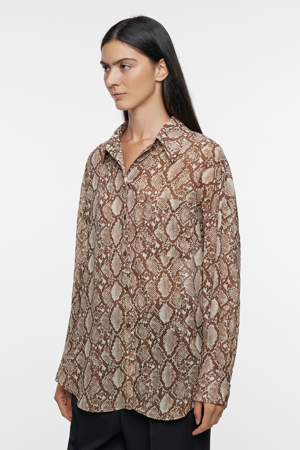 Блузка-рубашка oversize шифоновая со змеиным принтом - цвет серый - 3