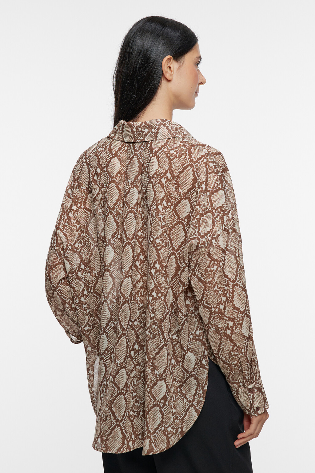 Блузка-рубашка oversize шифоновая со змеиным принтом - цвет серый - 4