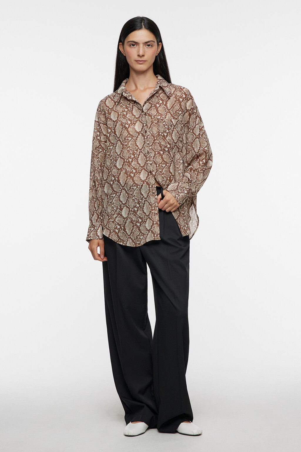 Блузка-рубашка oversize шифоновая со змеиным принтом - цвет серый - 5