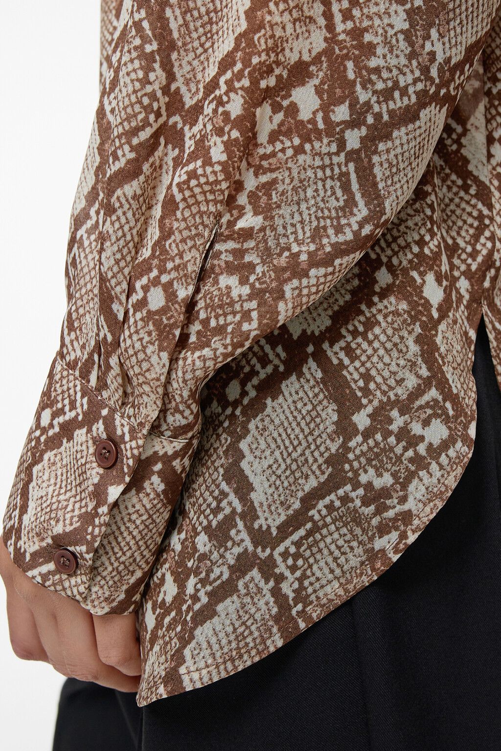 Блузка-рубашка oversize шифоновая со змеиным принтом - цвет серый - 7