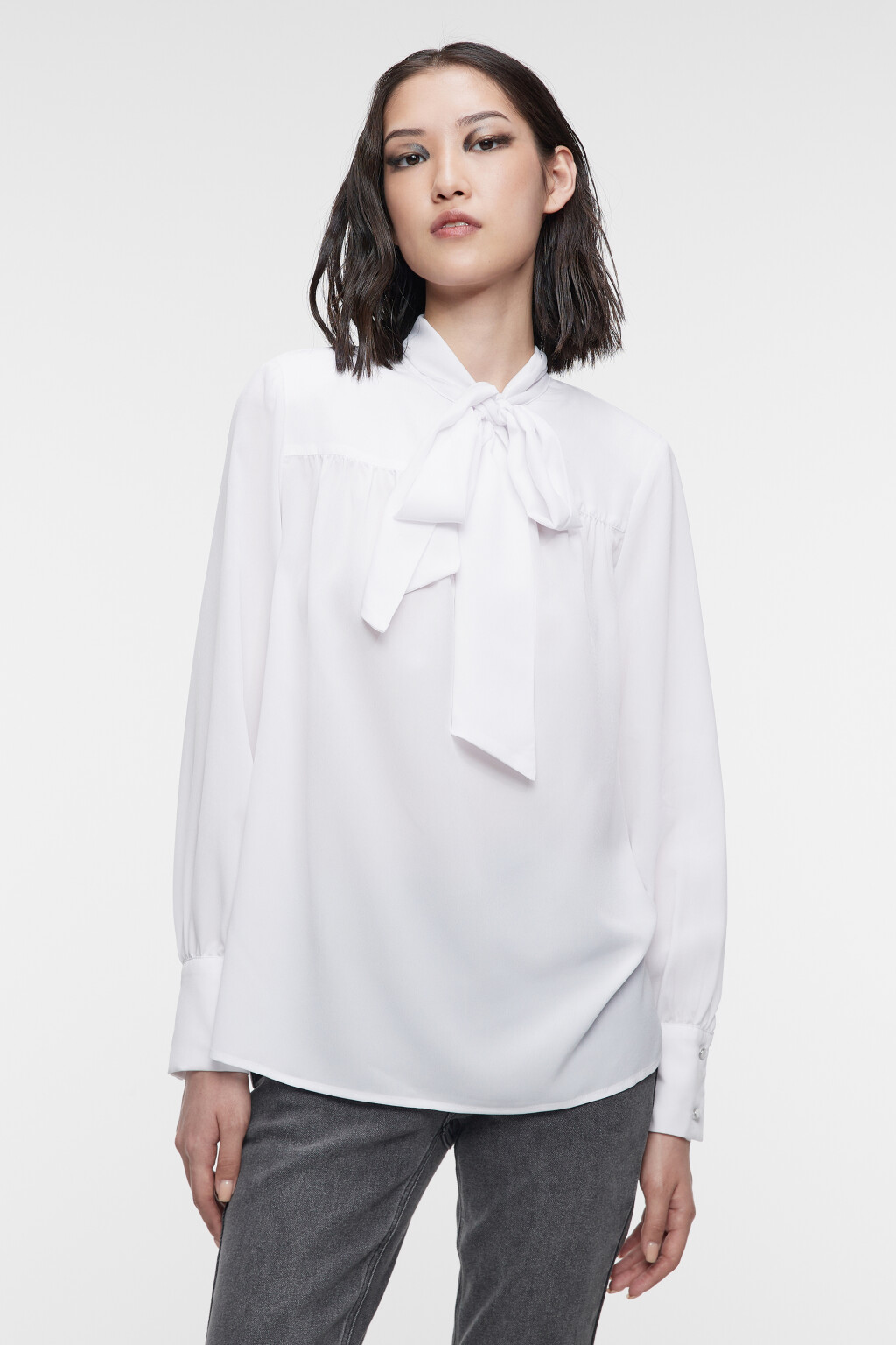 Блузка с длинными рукавами и пышным галстуком-бантом - цвет белый - 2