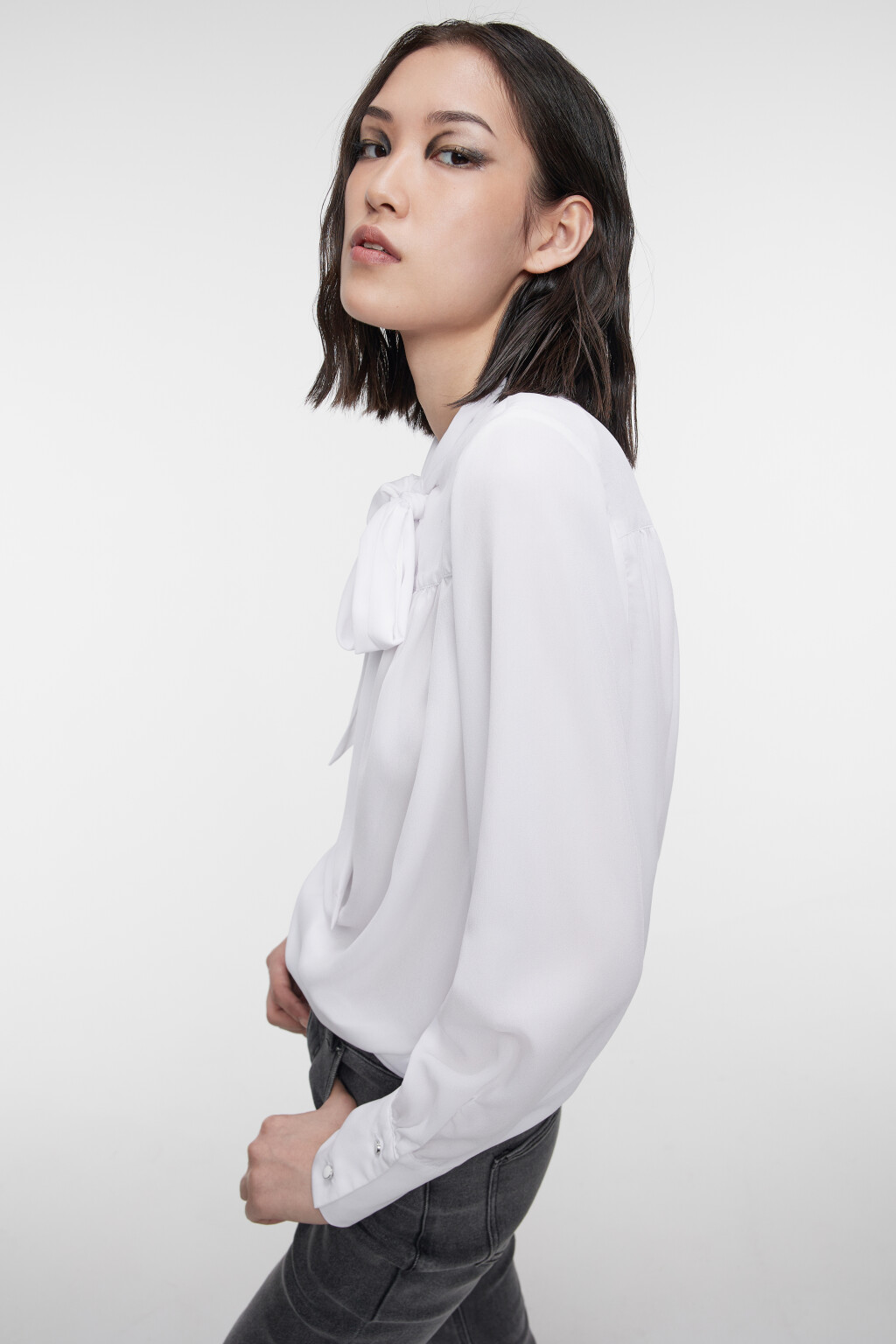 Блузка с длинными рукавами и пышным галстуком-бантом - цвет белый - 1