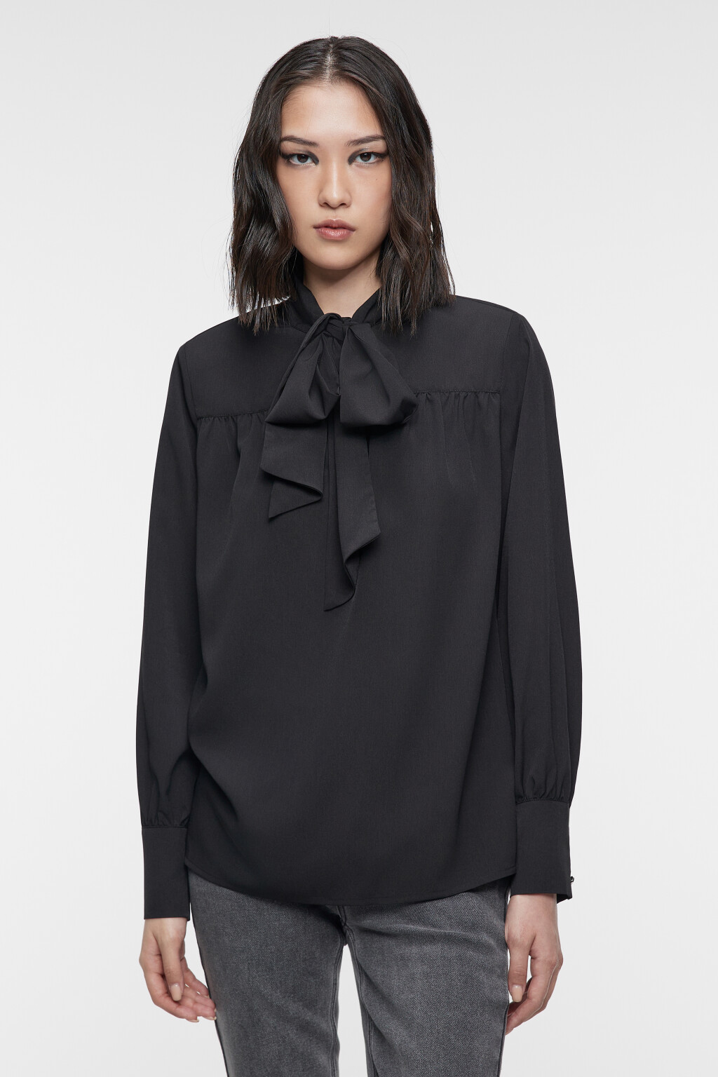 Блузка с длинными рукавами и пышным галстуком-бантом - цвет черный - 3