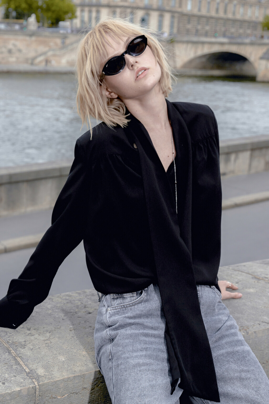 Блузка с длинными рукавами и пышным галстуком-бантом - цвет черный - 8