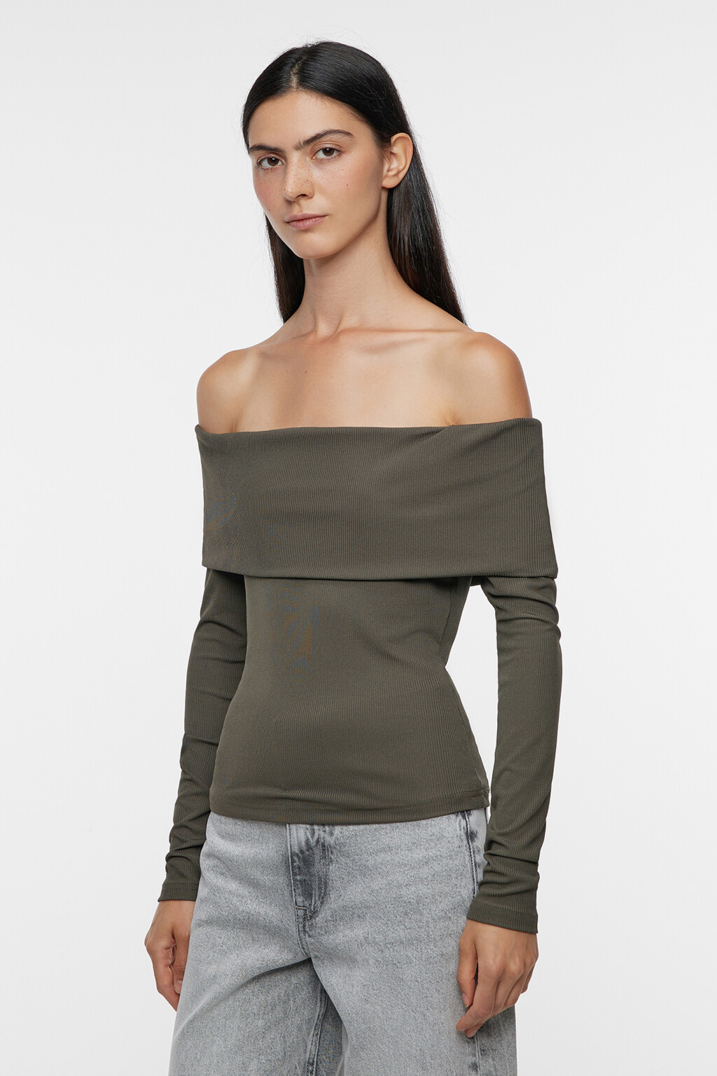 Топ-лонгслив облегающий с вырезом бандо - цвет зеленый - 4