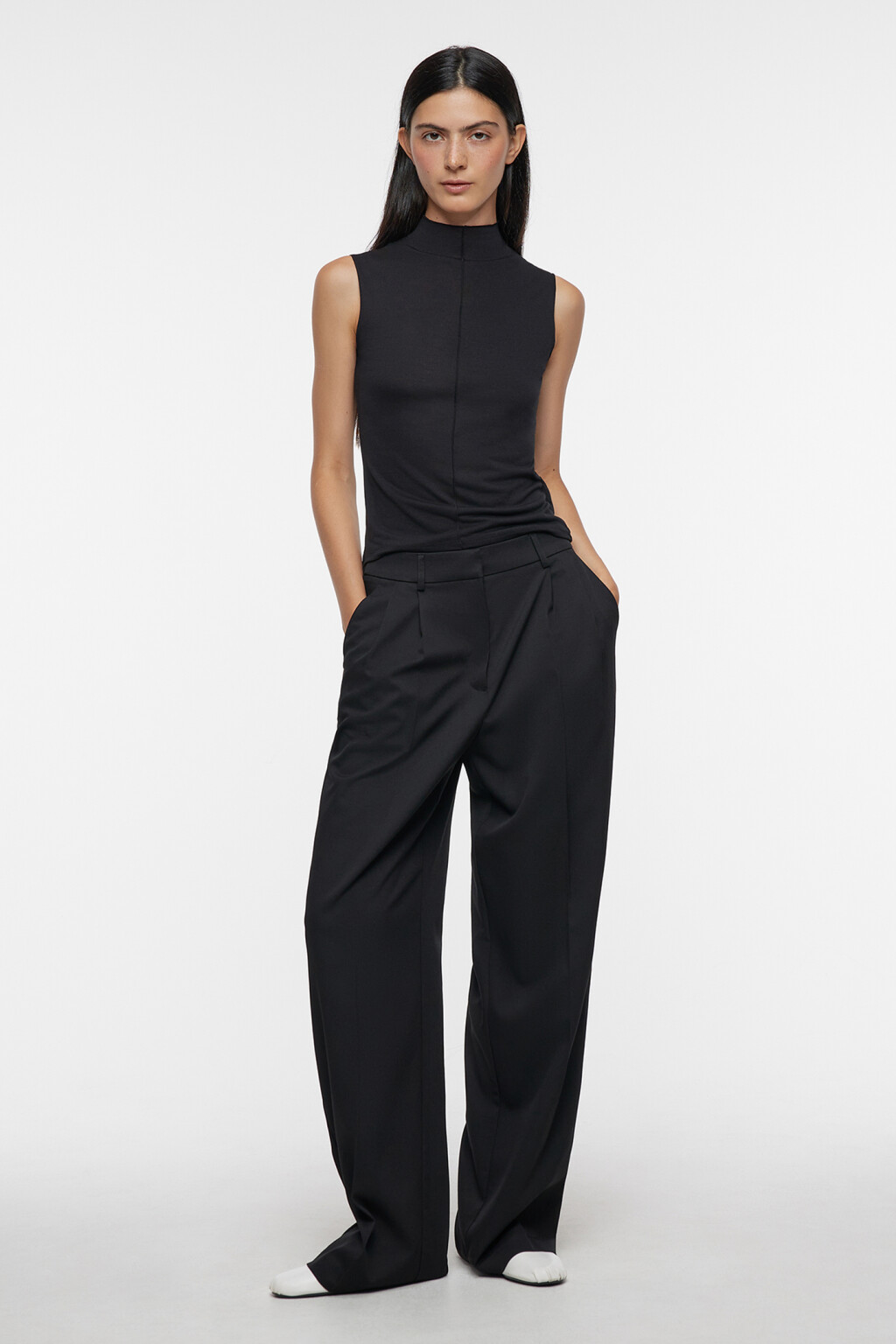 Топ-блузка без рукавов облегающий с воротником-стойкой - цвет черный - 4