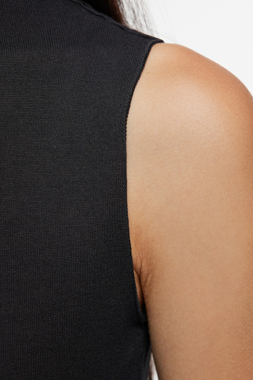 Топ-блузка без рукавов облегающий с воротником-стойкой - цвет черный - 6