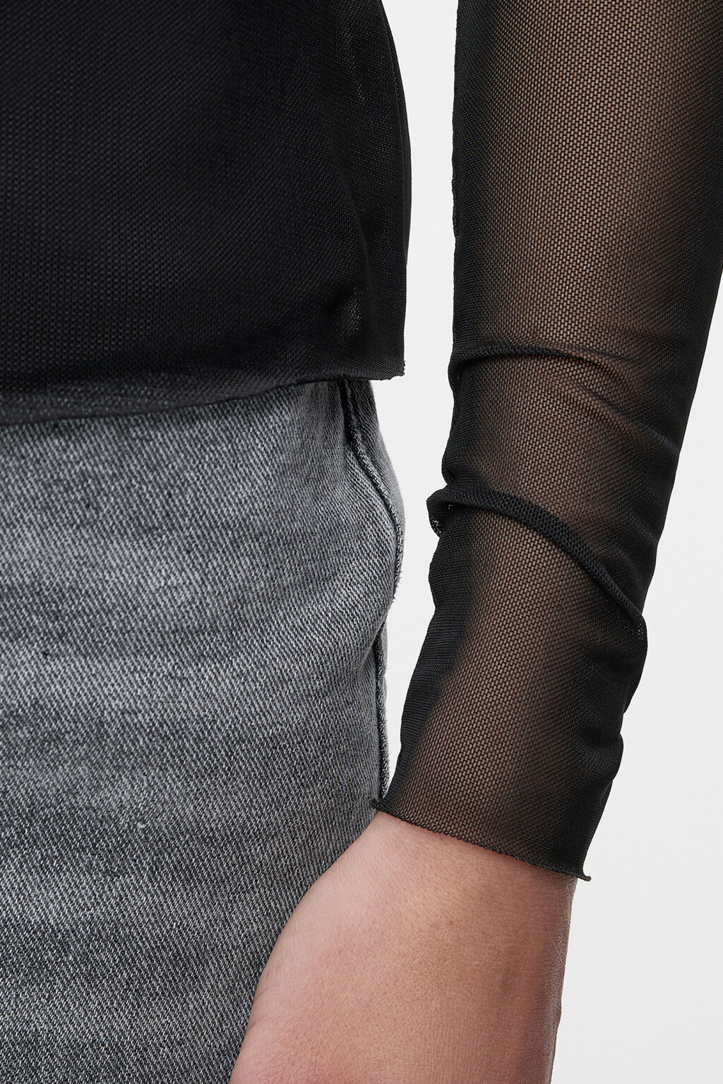 Лонгслив сетчатый приталенный с подкладкой-майкой - цвет черный - 6