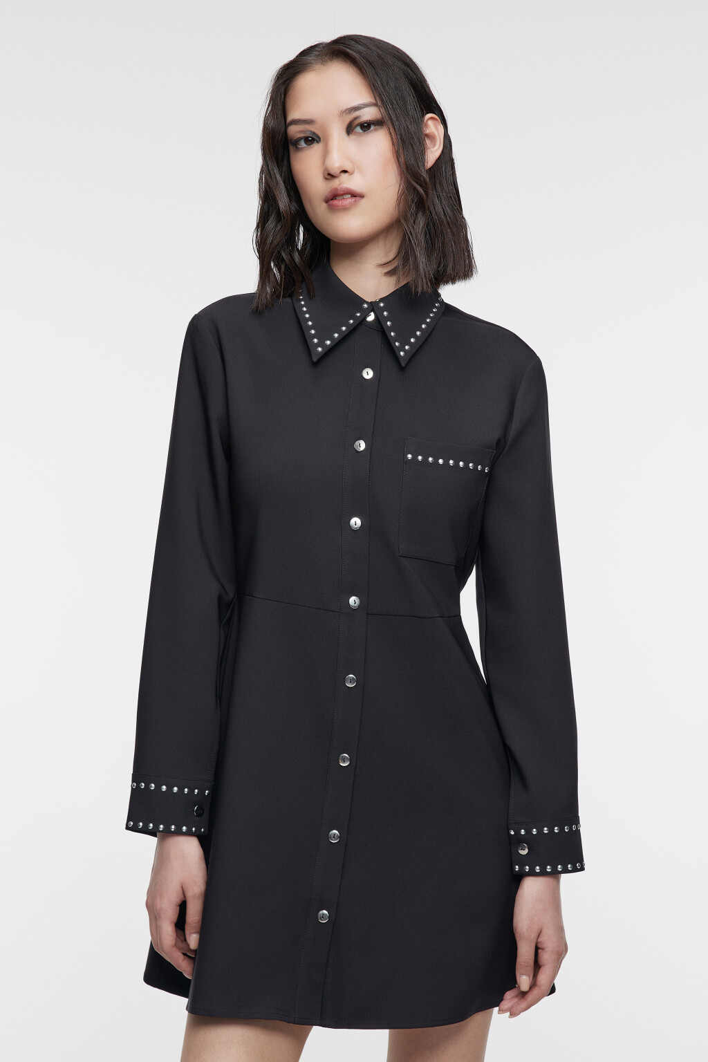 Платье-рубашка мини с карманом и заклепками - цвет черный - 2