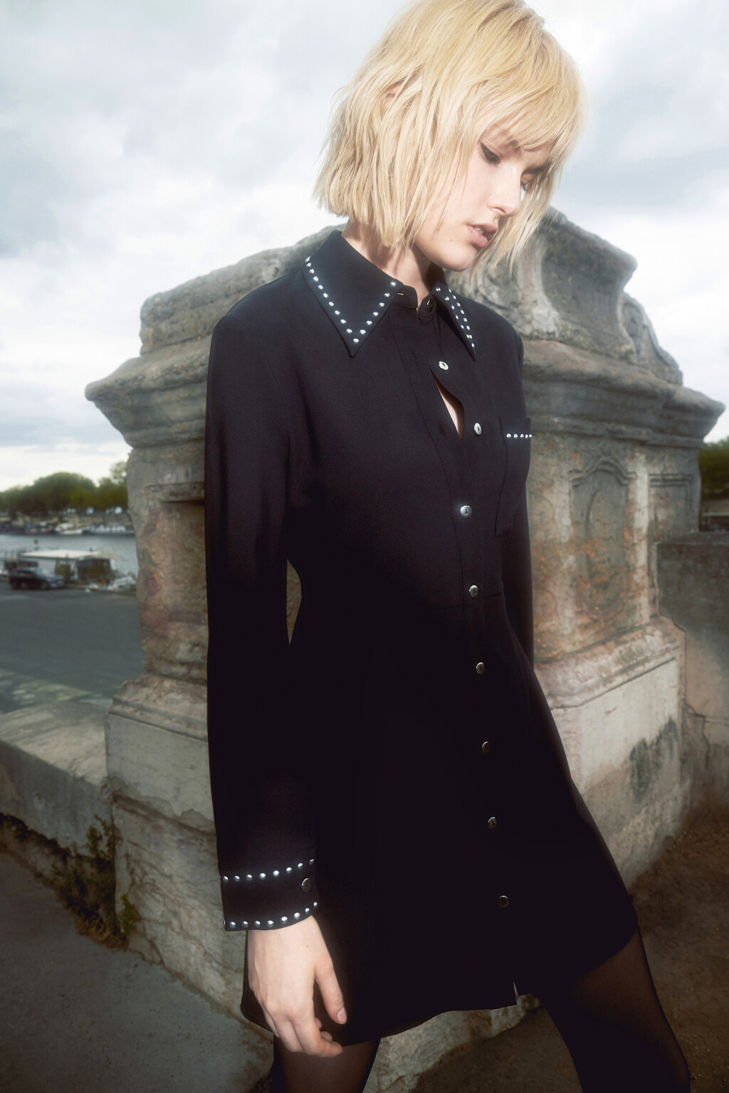 Платье-рубашка мини с карманом и заклепками - цвет черный - 9