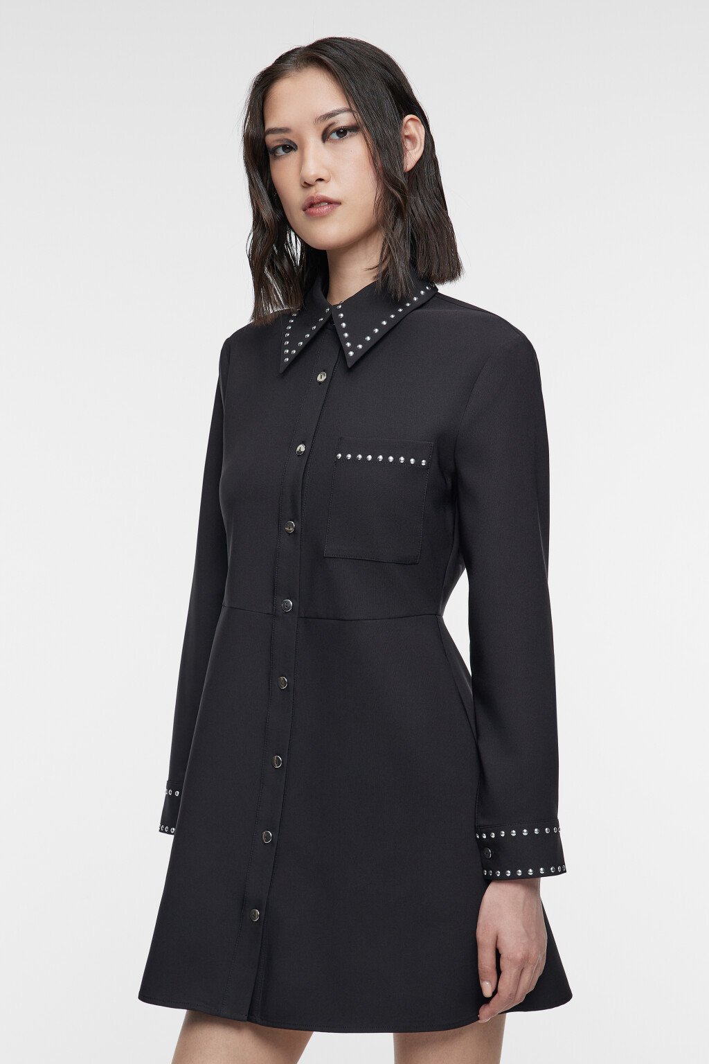 Платье-рубашка мини с карманом и заклепками - цвет черный - 3