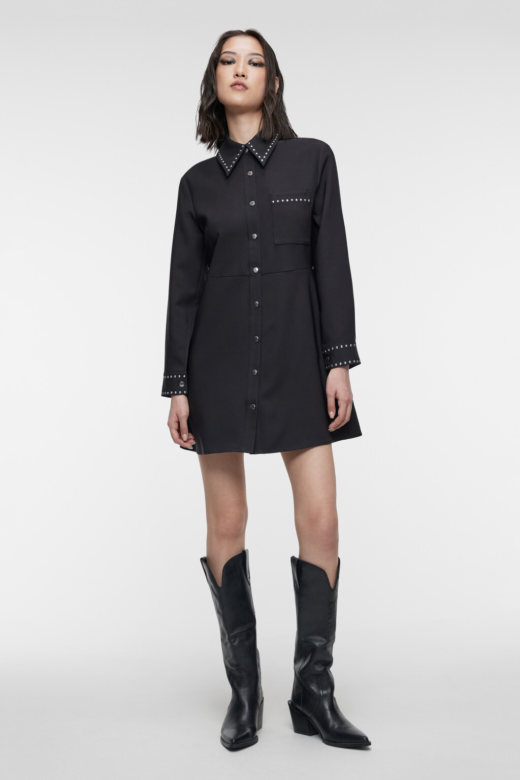 Платье-рубашка мини с карманом и заклепками - цвет черный - 1