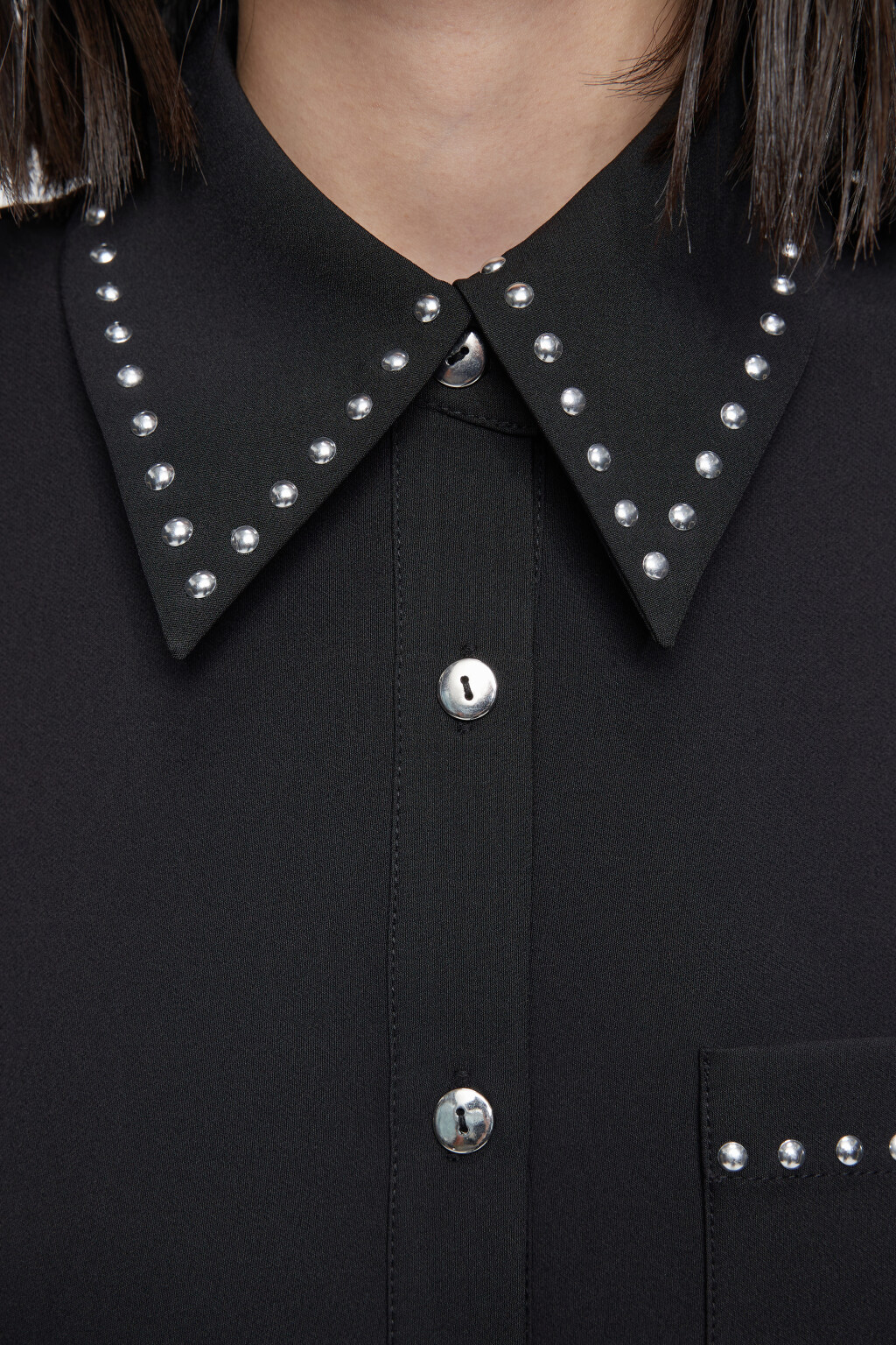 Платье-рубашка мини с карманом и заклепками - цвет черный - 5