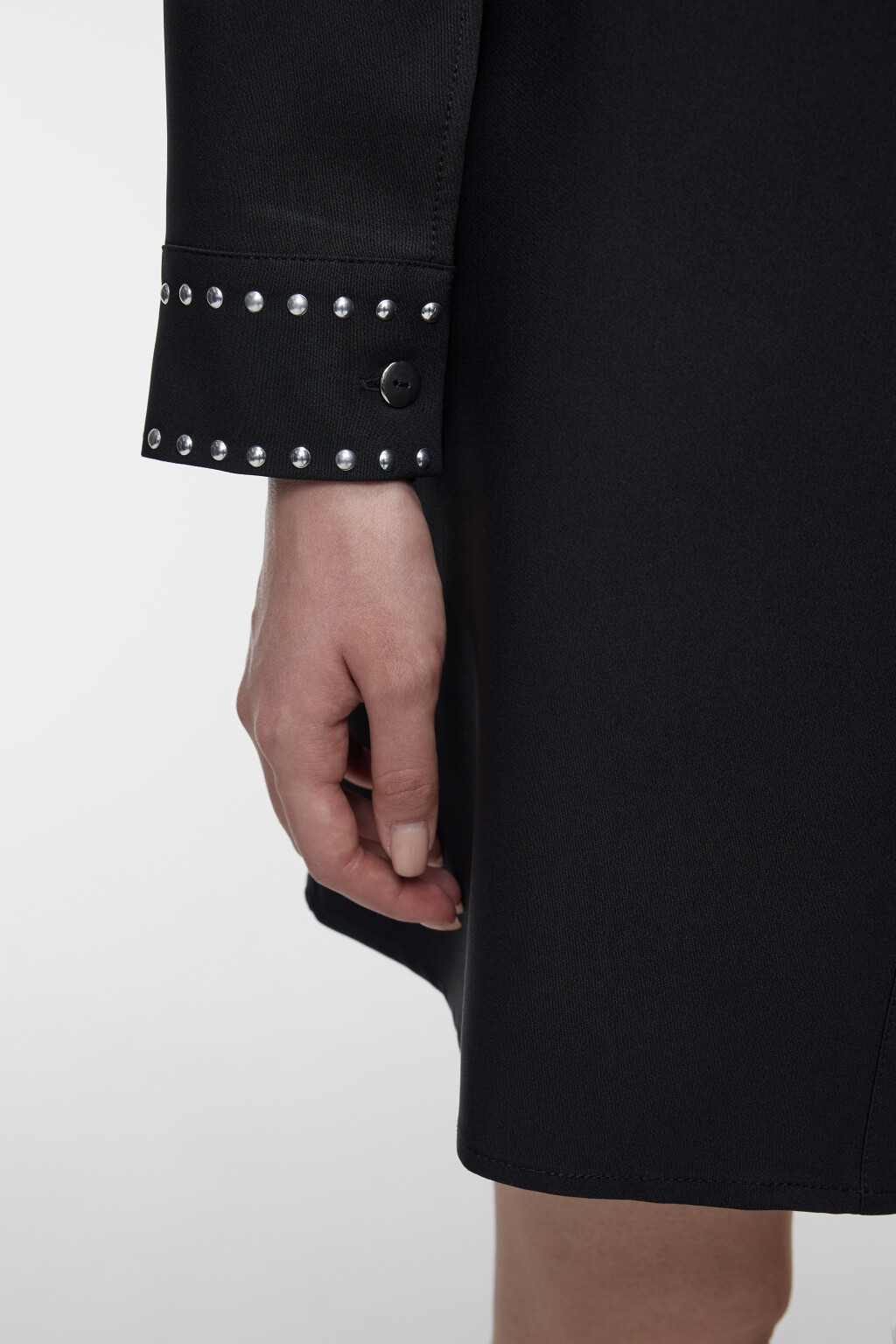 Платье-рубашка мини с карманом и заклепками - цвет черный - 6