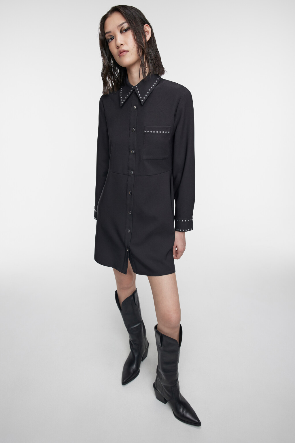 Платье-рубашка мини с карманом и заклепками - цвет черный - 8