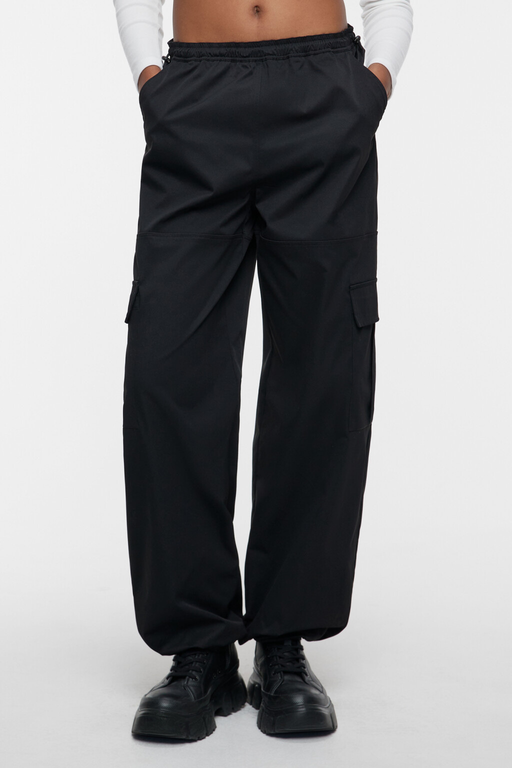 Брюки-парашюты широкие с карманами карго и утяжками - цвет черный - 1