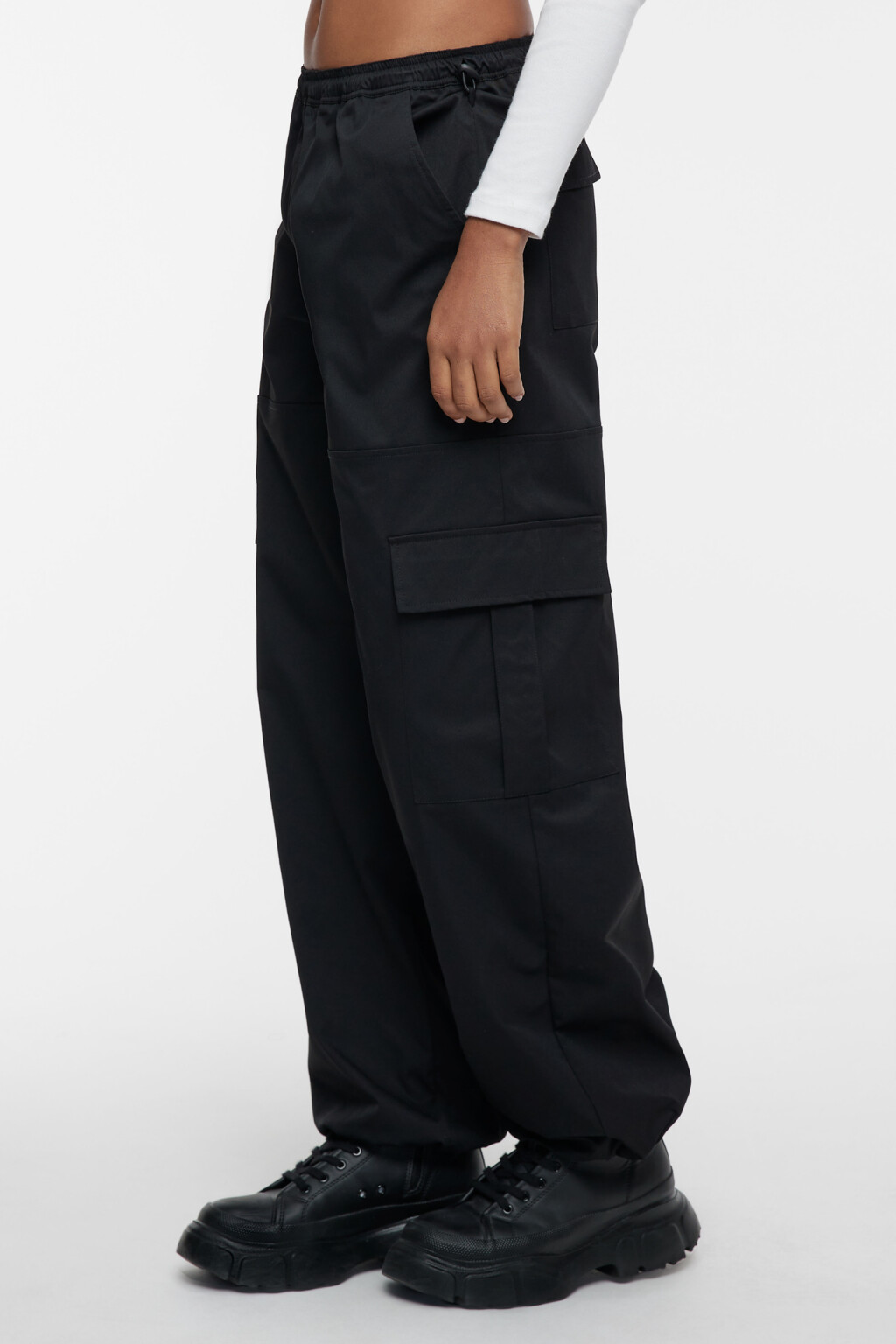 Брюки-парашюты широкие с карманами карго и утяжками - цвет черный - 2