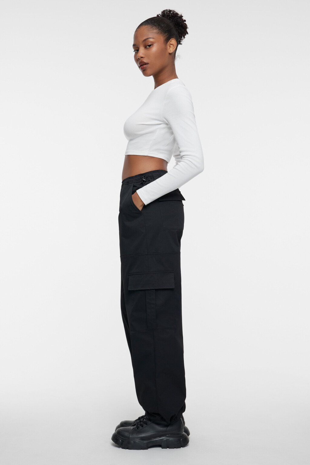 Брюки-парашюты широкие с карманами карго и утяжками - цвет черный - 8