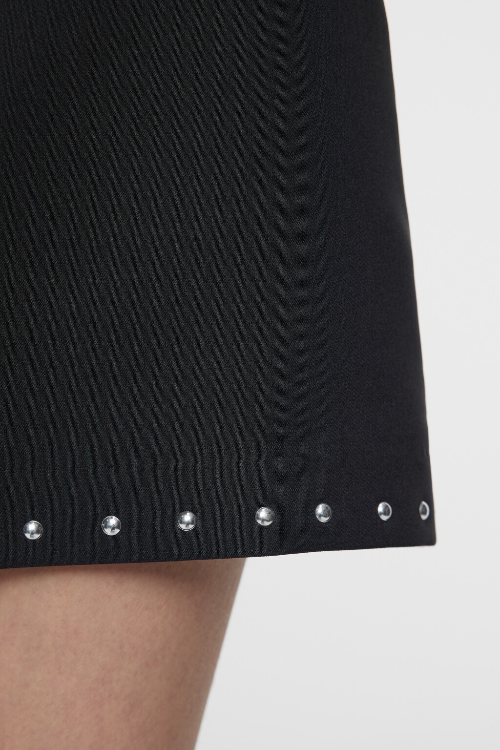 Юбка-карандаш мини с металлическими заклепками - цвет черный - 6