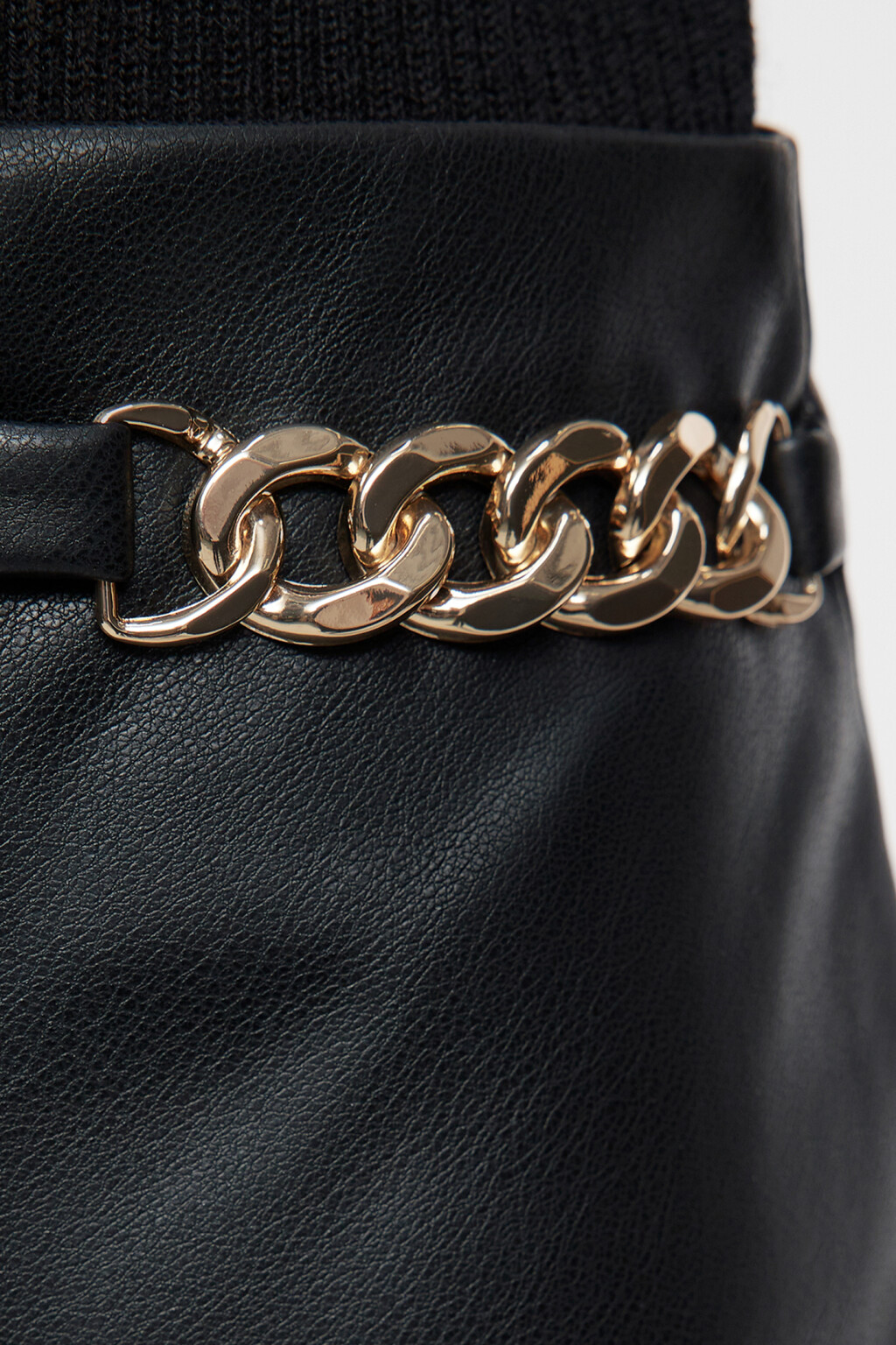 Юбка-шорты мини с запахом и декоративной цепью - цвет черный - 5