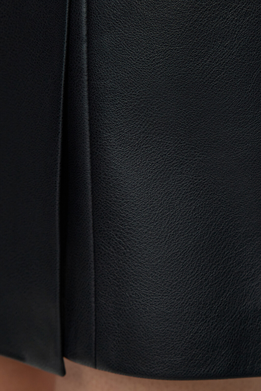 Юбка-шорты мини с запахом и декоративной цепью - цвет черный - 6