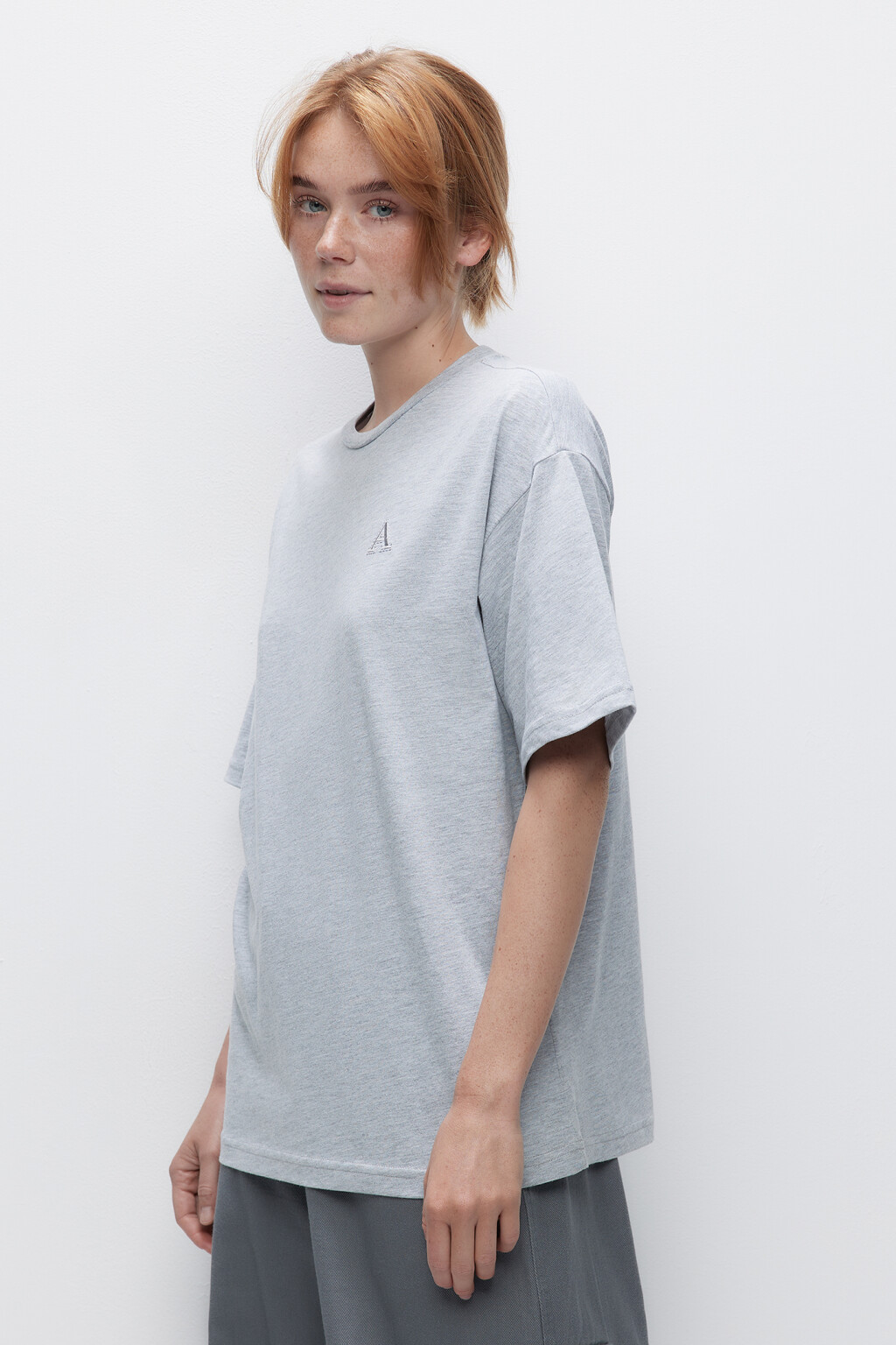 Футболка oversize хлопковая с принтом-вышивкой - цвет серый - 2