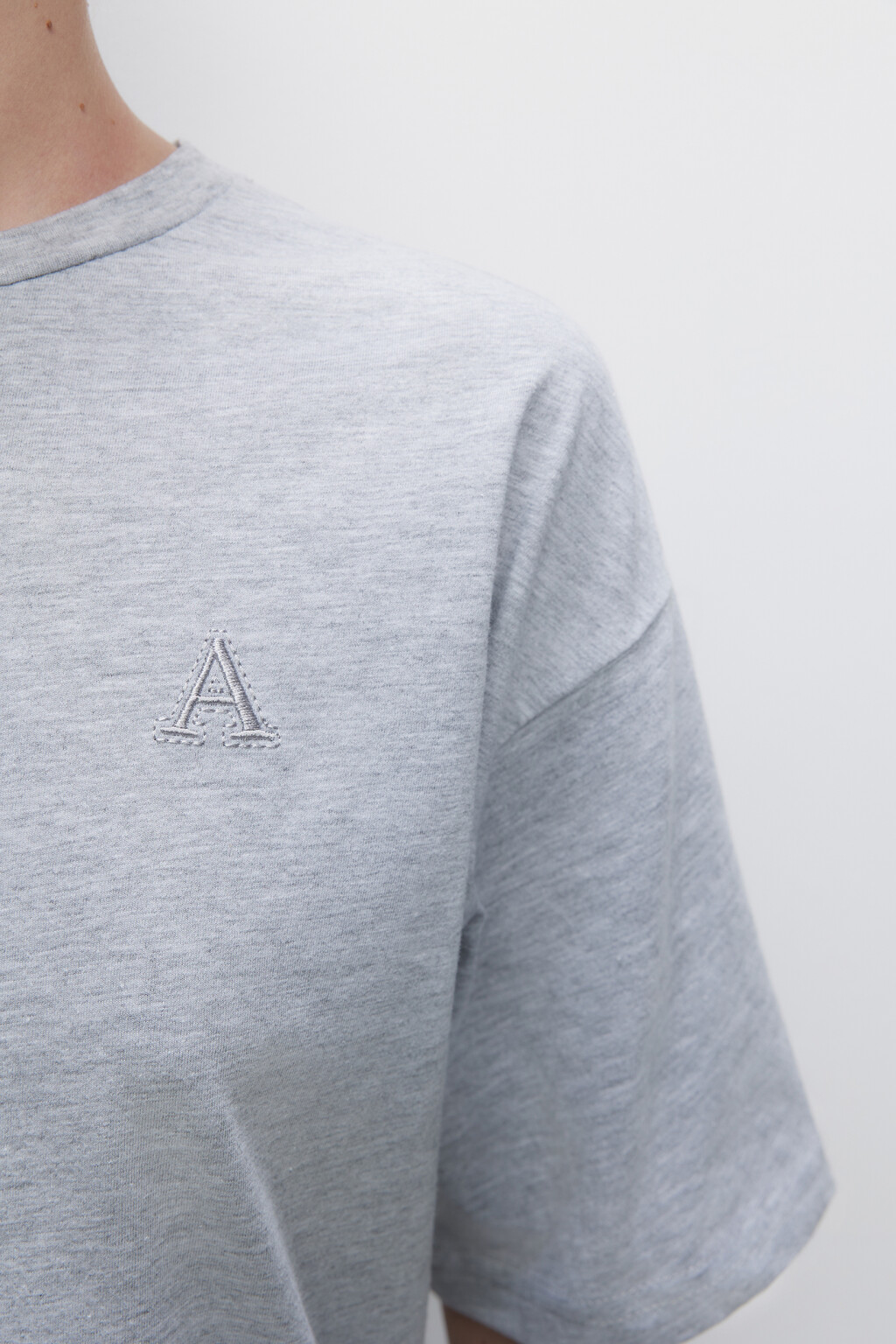 Футболка oversize хлопковая с принтом-вышивкой - цвет серый - 5