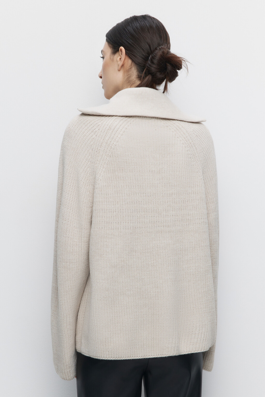 Свитер oversize с отложным воротником на молнии - цвет бежевый - 4
