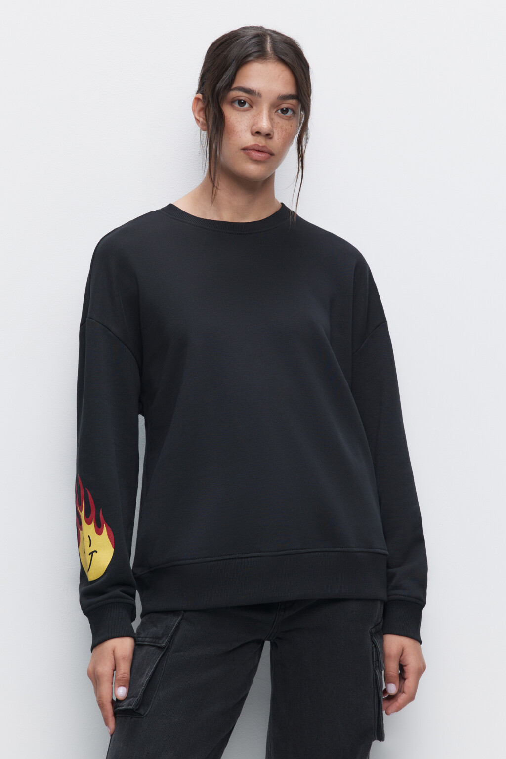 Свитшот свободный хлопковый с принтом на рукаве - цвет черный - 2
