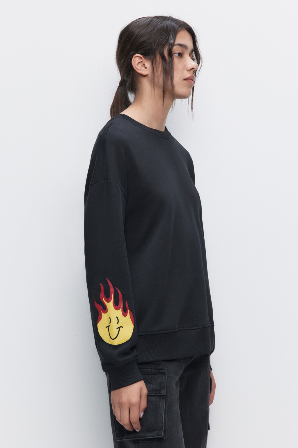 Свитшот свободный хлопковый с принтом на рукаве - цвет черный - 3