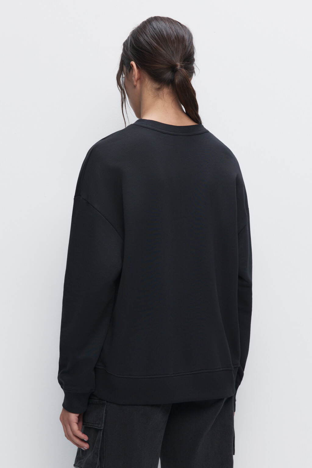 Свитшот свободный хлопковый с принтом на рукаве - цвет черный - 4