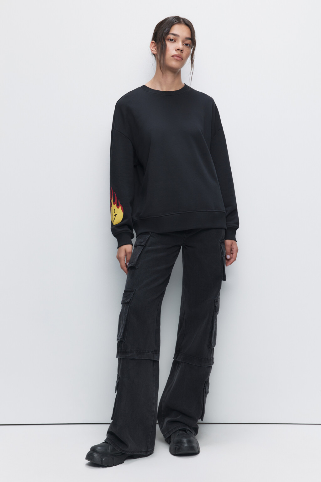 Свитшот свободный хлопковый с принтом на рукаве - цвет черный - 1
