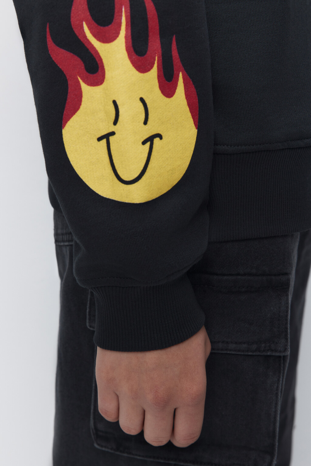 Свитшот свободный хлопковый с принтом на рукаве - цвет черный - 6