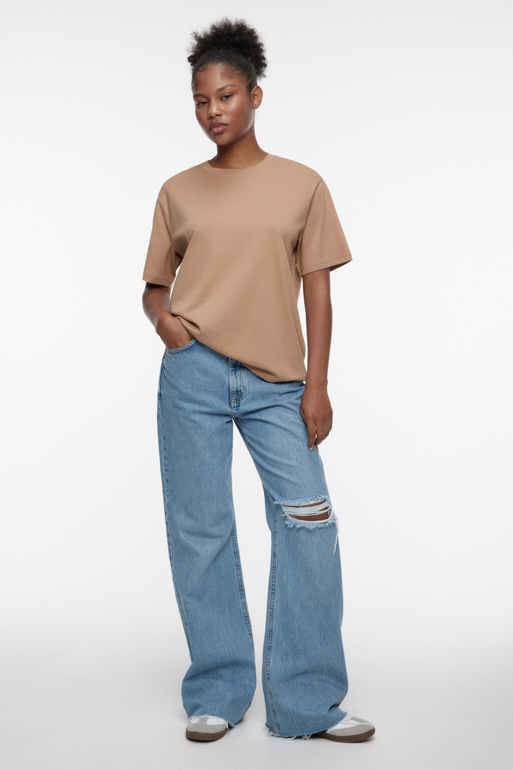 Футболка хлопковая прямая с принтом-надписью - цвет коричневый - 1