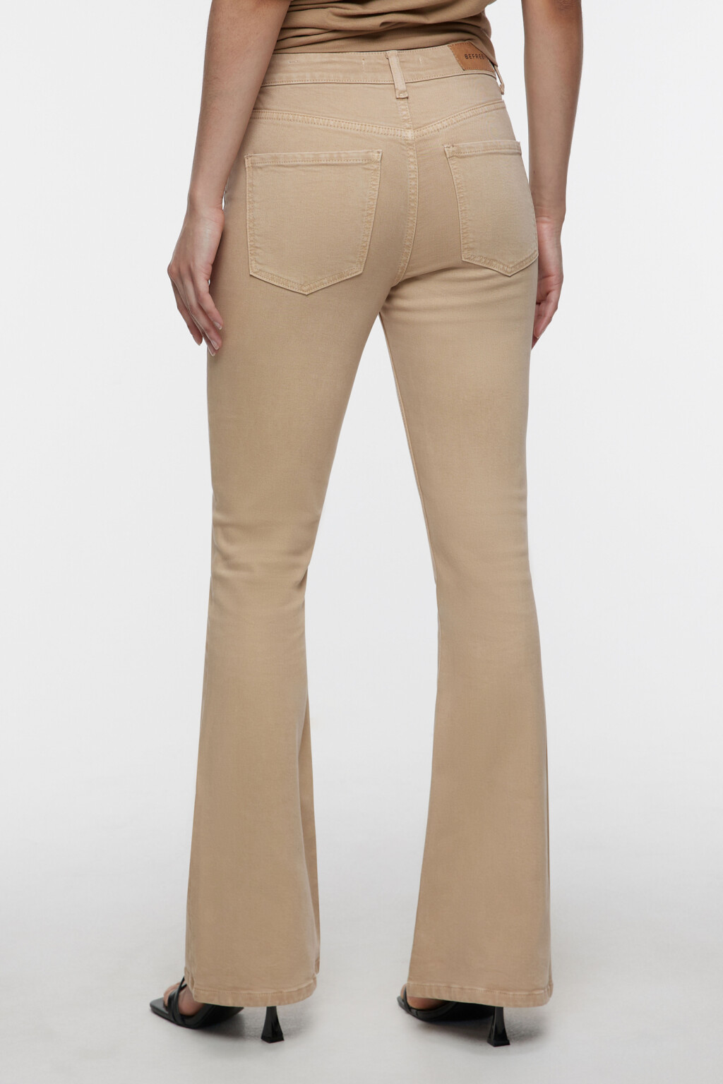 Джинсы клеш удлиненные с высокой посадкой - цвет бежевый - 4