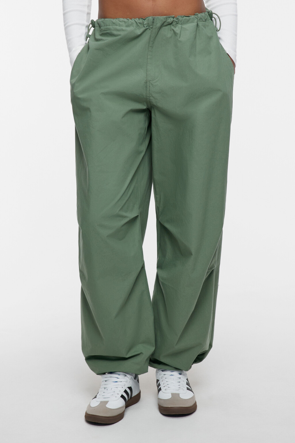 Брюки-парашюты хлопковые с утяжками на поясе и манжетах - цвет зеленый - 1