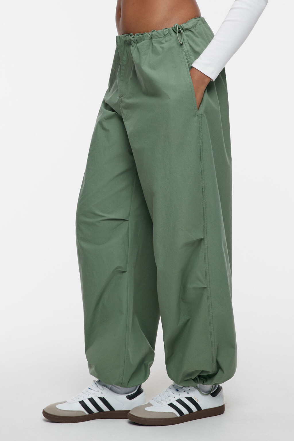Брюки-парашюты хлопковые с утяжками на поясе и манжетах - цвет зеленый - 2