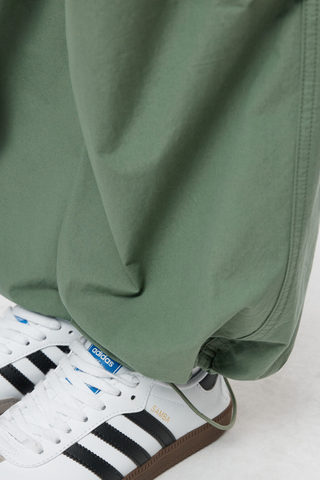 Брюки-парашюты хлопковые с утяжками на поясе и манжетах - цвет зеленый - 6