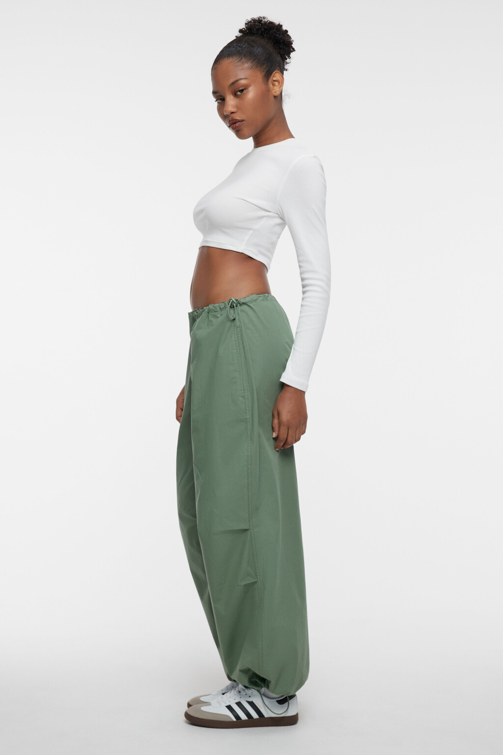 Брюки-парашюты хлопковые с утяжками на поясе и манжетах - цвет зеленый - 7