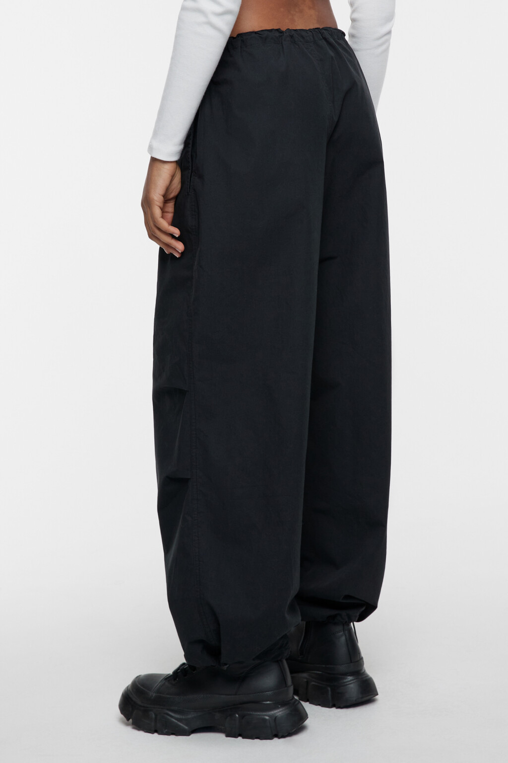 Брюки-парашюты хлопковые с утяжками на поясе и манжетах - цвет черный - 4