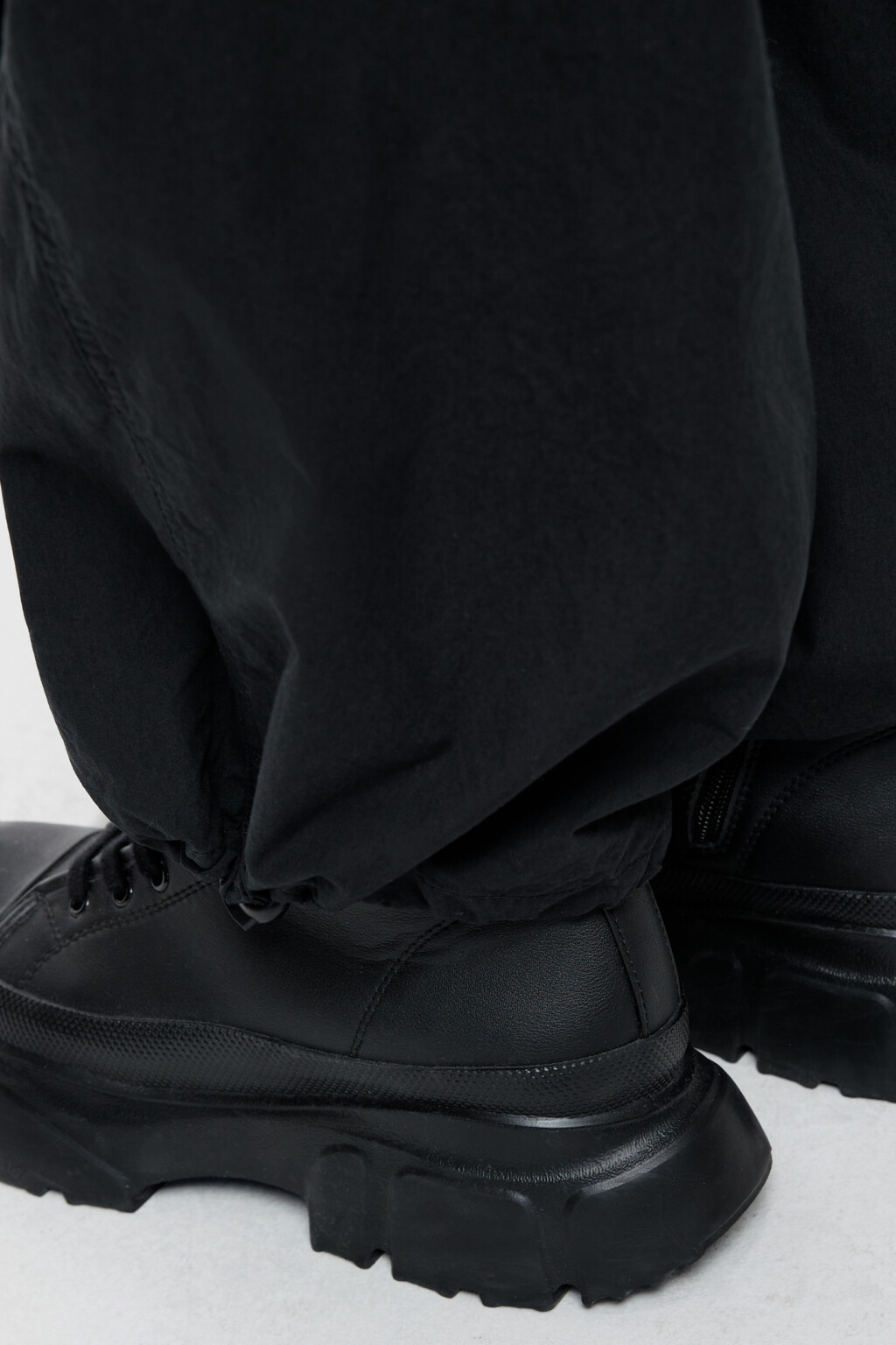 Брюки-парашюты хлопковые с утяжками на поясе и манжетах - цвет черный - 7